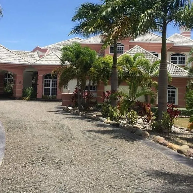 Villa Dora Mae オーチョ・リオス ジャマイカ